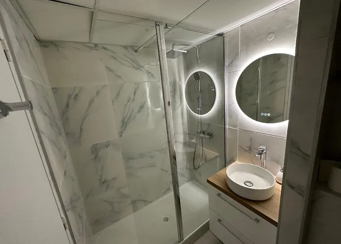 Face , Piscine Privee Et